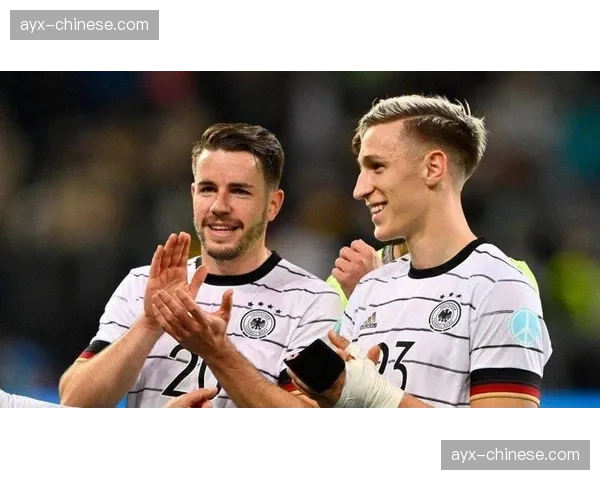 镜头捕捉：弗赖堡老将京特尔赛后与儿子在场地内庆祝胜利